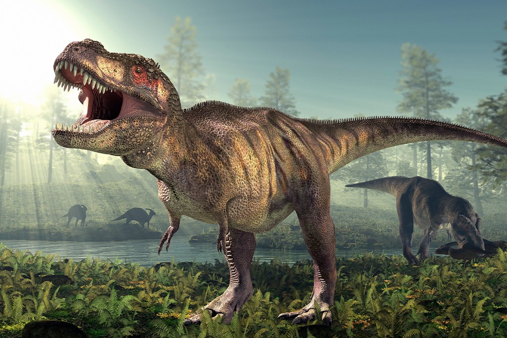 Tiranossauro Rex rugindo com a boca aberta, pele escamosa marrom e listras escuras, em uma floresta pré-histórica com samambaias, rio e árvores ao fundo, sob raios de sol