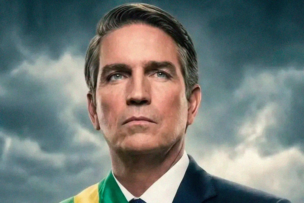 Homem de meia-idade, cabelos grisalhos penteados para o lado, terno azul escuro, camisa branca e gravata azul. Ele usa uma faixa presidencial verde e amarela sobre o ombro direito. Seu rosto tem expressão séria, com olhos azuis olhando para cima. O fundo é um céu nublado e cinzento