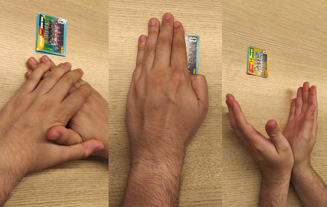 Tr&ecirc;s imagens lado a lado mostram m&atilde;os masculinas jogando bafo com figurinhas de futebol sobre uma mesa de madeira clara. Na primeira, as m&atilde;os est&atilde;o cruzadas sobre uma figurinha. Na segunda, uma m&atilde;o aberta est&aacute; sobre a figurinha. Na terceira, as m&atilde;os est&atilde;o em posi&ccedil;&atilde;o de 