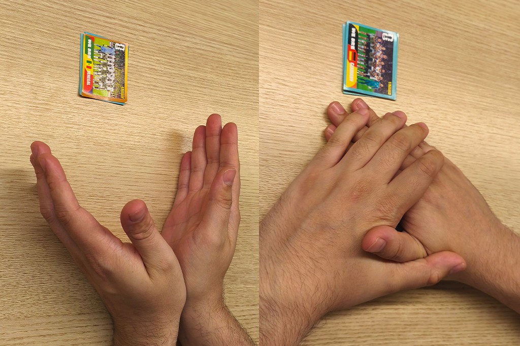 Duas imagens lado a lado mostram m&atilde;os masculinas sobre uma mesa de madeira clara e um &aacute;lbum de figurinhas. Na esquerda, as m&atilde;os est&atilde;o abertas, palmas para cima, como se fossem pegar algo. Na direita, as m&atilde;os est&atilde;o entrela&ccedil;adas, com os dedos cruzados, e o &aacute;lbum est&aacute; pr&oacute;ximo