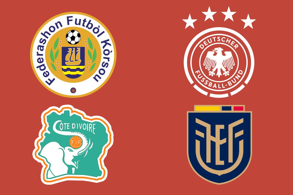 Quatro escudos de federa&ccedil;&otilde;es de futebol: Federa&ccedil;&atilde;o de Futebol de K&ograve;rsou, Federa&ccedil;&atilde;o Alem&atilde; de Futebol, Federa&ccedil;&atilde;o Marfinense de Futebol e Federa&ccedil;&atilde;o Equatoriana de Futebol, sobre fundo vermelho.