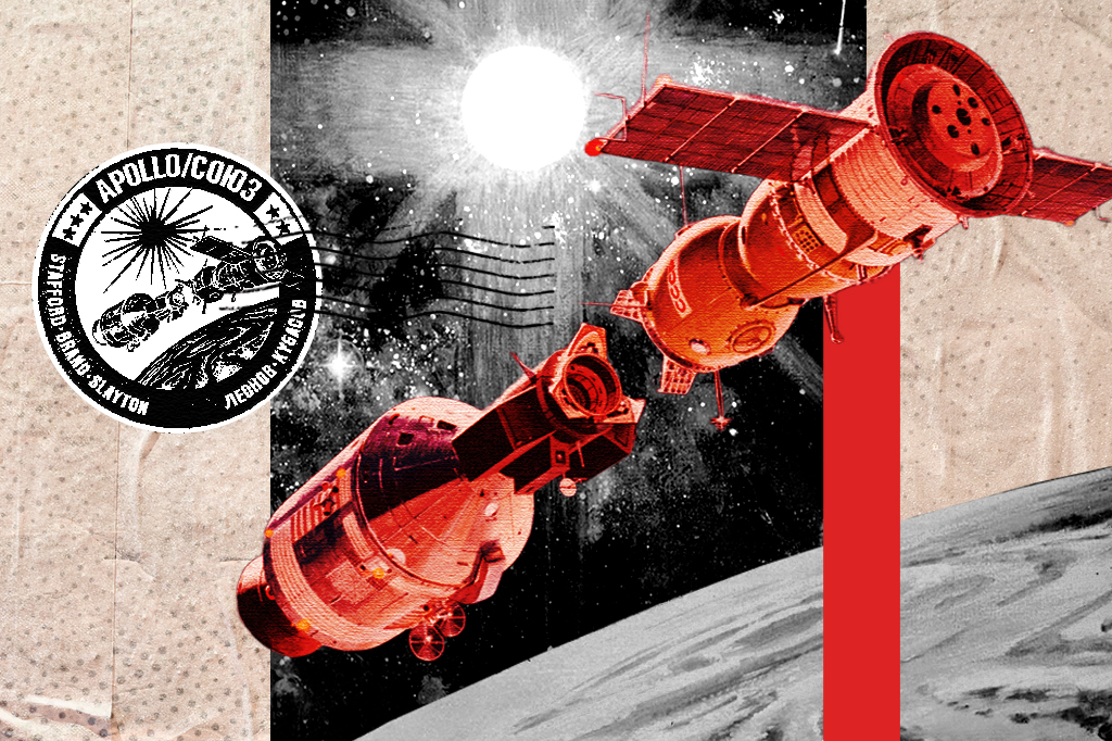 Ilustração vintage da missão Apollo-Soyuz, com duas naves espaciais vermelhas se aproximando no espaço, sobre a Terra e um sol brilhante. No canto superior esquerdo, um selo circular preto e branco com o texto "Apollo/Soyuz" e nomes de astronautas. Uma faixa vertical vermelha divide a imagem.