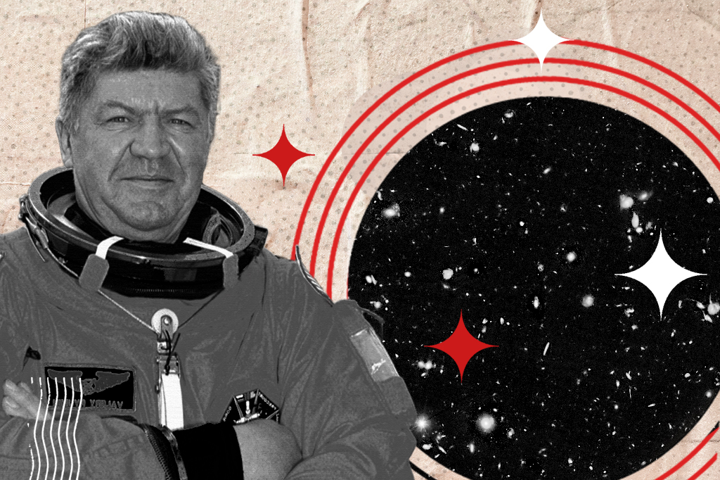 Homem de meia-idade, cabelos grisalhos, vestindo traje espacial, bra&ccedil;os cruzados, olhando para frente. Ao fundo, um c&iacute;rculo preto com estrelas brancas, contornado por an&eacute;is vermelhos e estrelas vermelhas e brancas. O fundo &eacute; bege com textura de papel amassado.