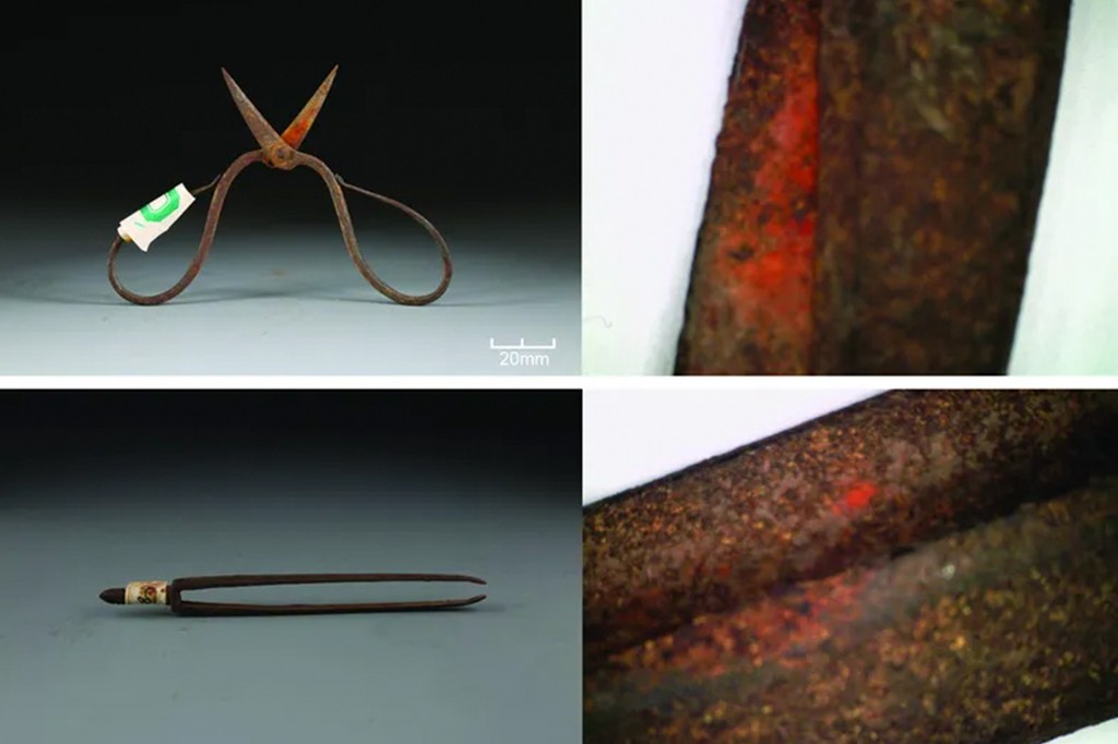 Quatro imagens: tesoura antiga enferrujada com etiqueta verde e pinça de metal escuro, ambas com detalhes ampliados mostrando corrosão e pontos avermelhados