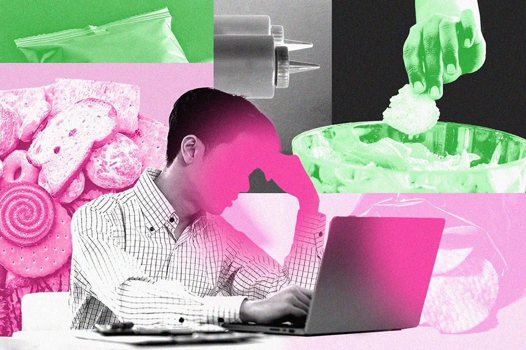 Homem com camisa xadrez, rosto e mão em tom magenta, trabalha no notebook com expressão de cansaço. Ao fundo, imagens em verde e magenta de alimentos processados: embalagem plástica, biscoitos, molhos e uma mão pegando salgadinho de um pote