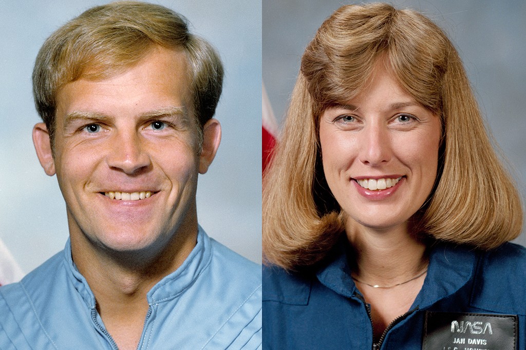 Dois astronautas sorrindo em retratos individuais lado a lado. À esquerda, um homem de cabelo loiro e olhos azuis, vestindo um traje espacial azul claro. À direita, uma mulher de cabelo loiro e olhos azuis, com um colar fino, vestindo um traje espacial azul escuro com o logotipo da NASA e o nome JAN DAVIS visíveis