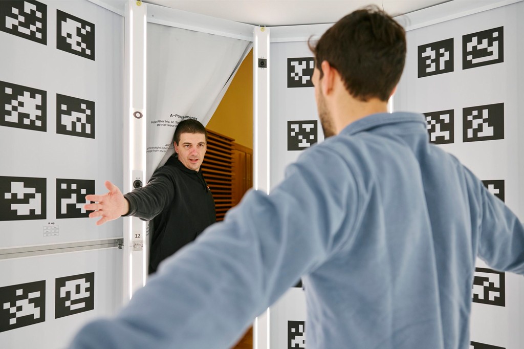 Cabine de escaneamento 3D usada para criar avatares digitais de alta precisão para a Copa do Mundo FIFA 2026™