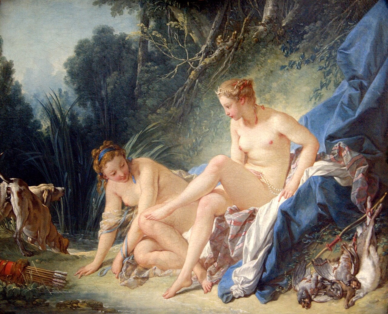Duas mulheres nuas em uma floresta, uma sentada em panos azuis e brancos, com uma coroa de flores e p&eacute;rolas, a outra ajoelhada perto de um riacho. &Agrave; esquerda, dois c&atilde;es de ca&ccedil;a e um arco com flechas. &Agrave; direita, animais ca&ccedil;ados e um arco.