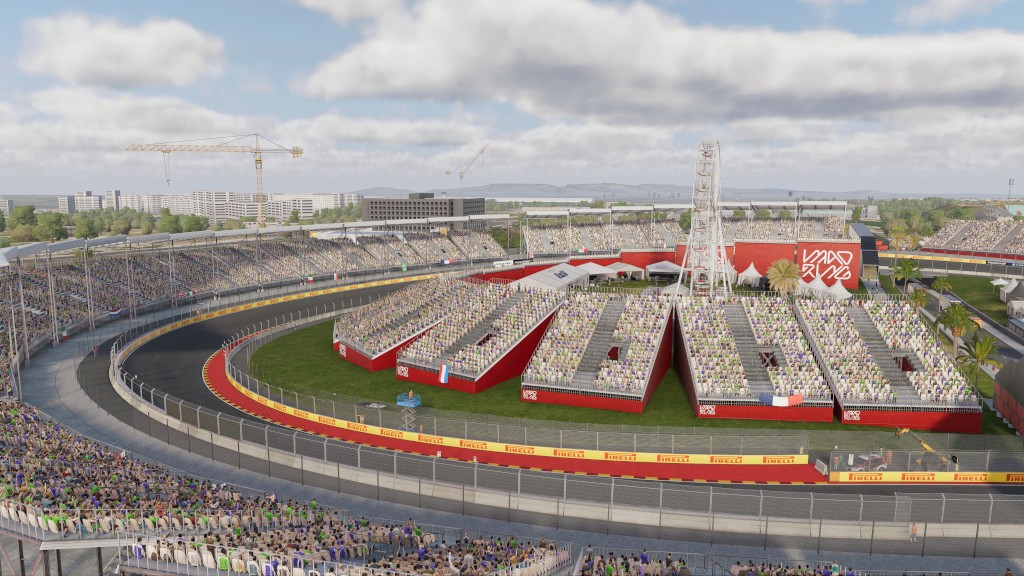 Vista a&eacute;rea de um aut&oacute;dromo lotado, com arquibancadas cheias de espectadores. Uma pista de corrida escura com zebras vermelhas e brancas, cercada por barreiras de pneus e grama. Ao fundo, pr&eacute;dios urbanos e guindastes sob um c&eacute;u parcialmente nublado. Tendas brancas e uma roda-gigante branca se destacam na &aacute;rea interna da pista, com a marca 