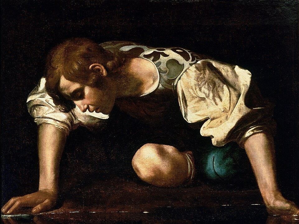 Pintura de Narciso, um jovem de cabelos castanhos e camisa branca, curvado sobre a &aacute;gua escura, observando seu reflexo. Dois vasos, um marrom e outro azul-esverdeado, est&atilde;o ca&iacute;dos atr&aacute;s dele. A cena &eacute; sombria, com ilumina&ccedil;&atilde;o dram&aacute;tica focada no rosto e bra&ccedil;os do jovem