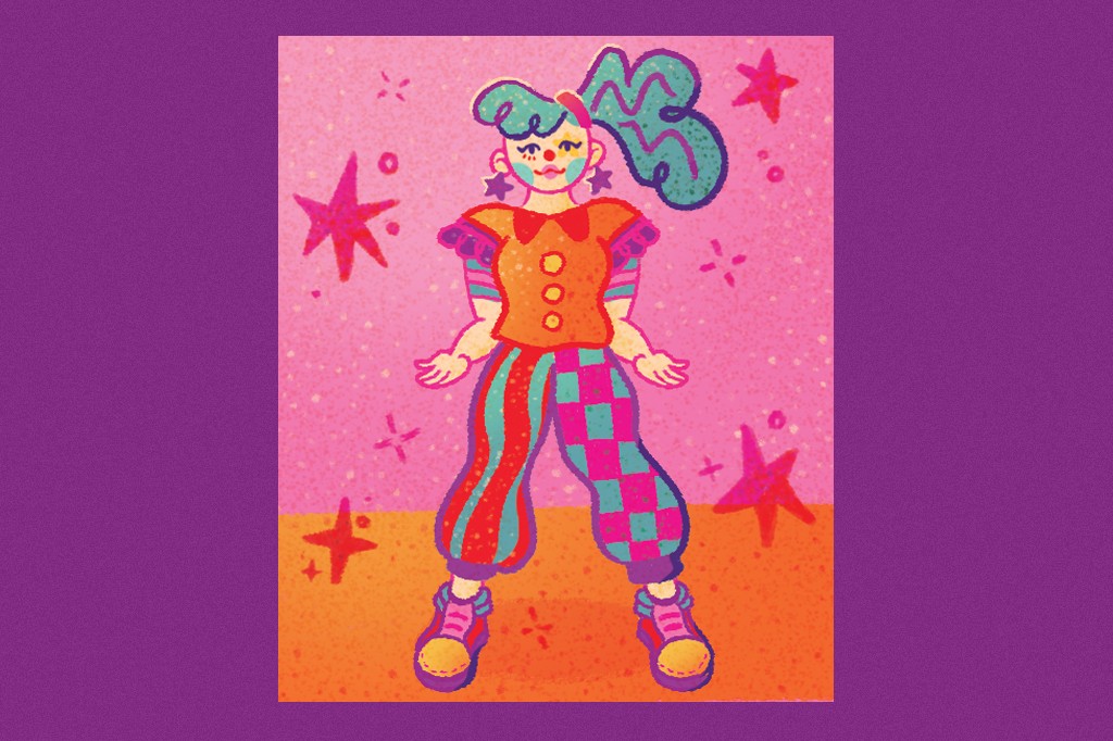 Ilustra&ccedil;&atilde;o de uma palha&ccedil;a sorridente com maquiagem colorida, cabelo azul-esverdeado preso em um rabo de cavalo alto, blusa laranja com bot&otilde;es e la&ccedil;o, cal&ccedil;a listrada e xadrez, e sapatos rosa e amarelos. O fundo &eacute; rosa com estrelas e cruzes, e uma faixa laranja na parte inferior.
