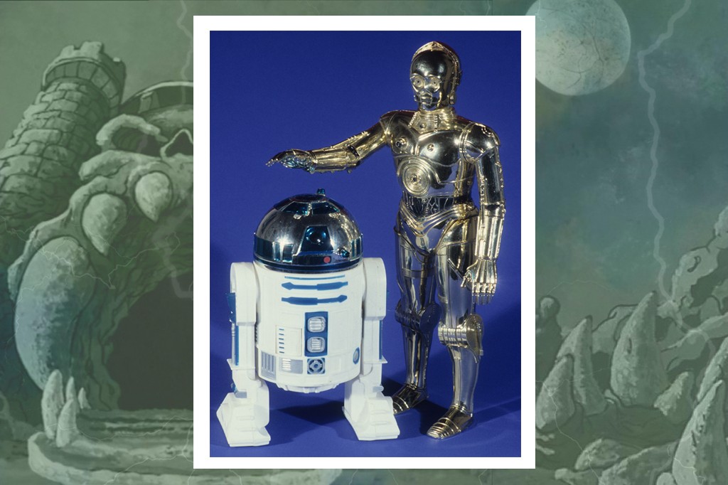 Os rob&ocirc;s C-3PO dourado e R2-D2 branco e azul, de Star Wars, posam em fundo azul. C-3PO est&aacute; de p&eacute;, com a m&atilde;o estendida sobre a cabe&ccedil;a de R2-D2, que est&aacute; ao seu lado. Ao fundo, o Castelo Grayskull e um c&eacute;u escuro com raios e uma lua.