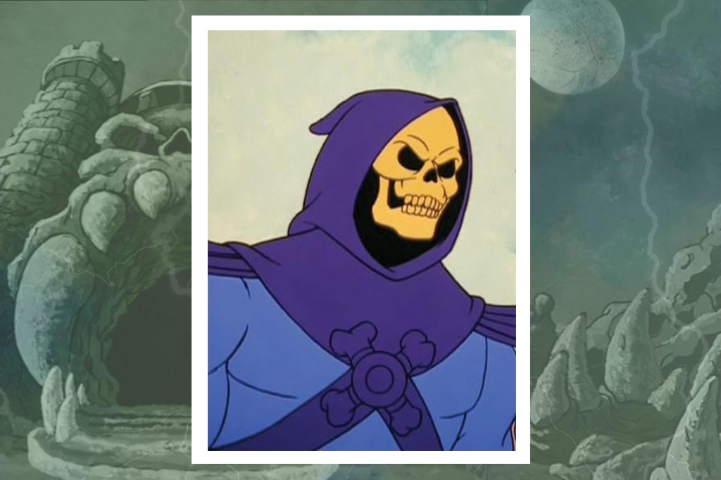 Esqueleto, personagem de desenho animado, com capuz roxo e rosto de caveira amarela, vestindo uma t&uacute;nica azul com um emblema de ossos cruzados no peito. Ao fundo, o Castelo Grayskull e um c&eacute;u escuro com raios e uma lua.