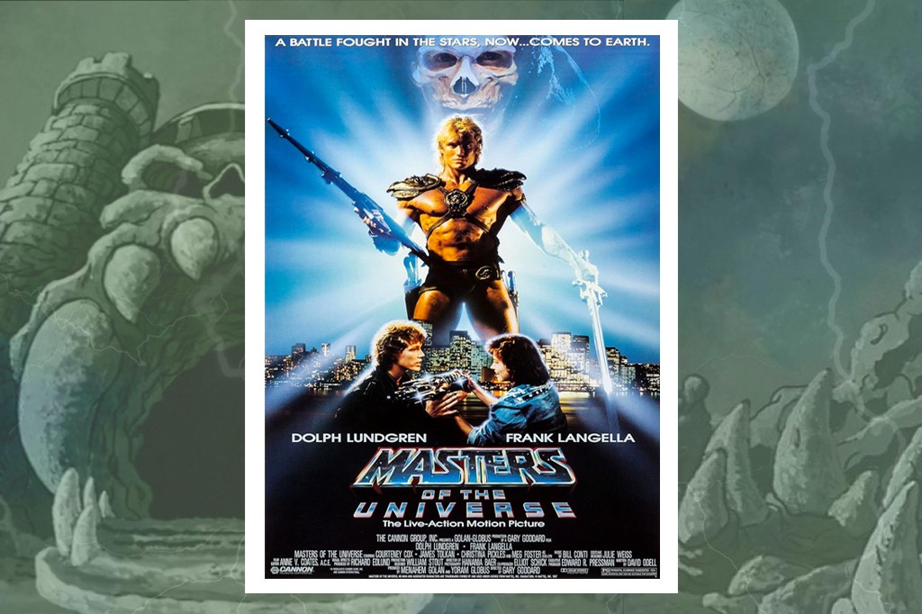 P&ocirc;ster do filme Masters of the Universe com He-Man, interpretado por Dolph Lundgren, musculoso e loiro, segurando uma espada e um rifle futuristas, sobre uma cidade noturna. Acima, um cr&acirc;nio flutua. Abaixo, dois jovens observam. &Agrave; esquerda, um castelo rochoso em forma de caveira e uma lua no c&eacute;u escuro. O t&iacute;tulo Masters of the Universe em destaque, com nomes dos atores Dolph Lundgren e Frank Langella.