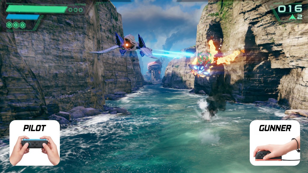 Cena de videogame com nave espacial azul atirando em inimigo laranja sobre um rio entre cânions rochosos. No canto inferior esquerdo, mãos seguram um controle de videogame com a palavra