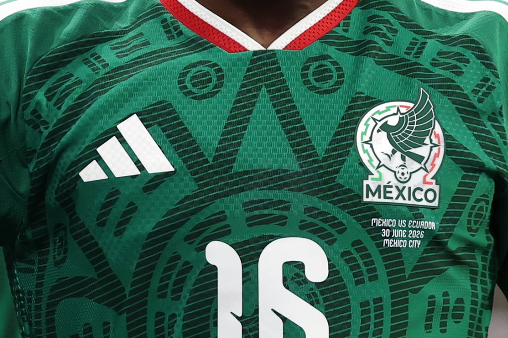 Camisa de futebol verde escura com gola vermelha e branca, detalhes geométricos pretos, logo Adidas branco no ombro esquerdo e escudo do México no direito.