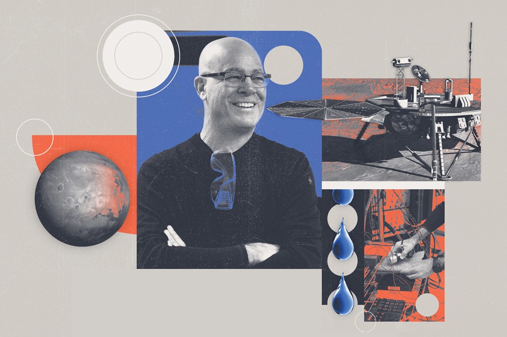 Colagem com um homem careca sorrindo, de &oacute;culos e bra&ccedil;os cruzados, sobre um fundo azul. &Agrave; esquerda, um planeta cinza-avermelhado. &Agrave; direita, um rob&ocirc; espacial com pain&eacute;is solares e, abaixo, m&atilde;os manipulando fios el&eacute;tricos, com gotas azuis e c&iacute;rculos brancos decorativos.