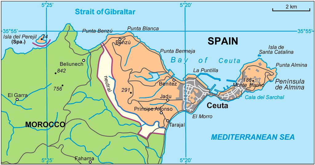 Mapa pol&iacute;tico e geogr&aacute;fico detalhado do Estreito de Gibraltar, mostrando a cidade aut&ocirc;noma espanhola de Ceuta na costa do Marrocos, com destaque para a Ba&iacute;a de Ceuta e a Pen&iacute;nsula de Almina