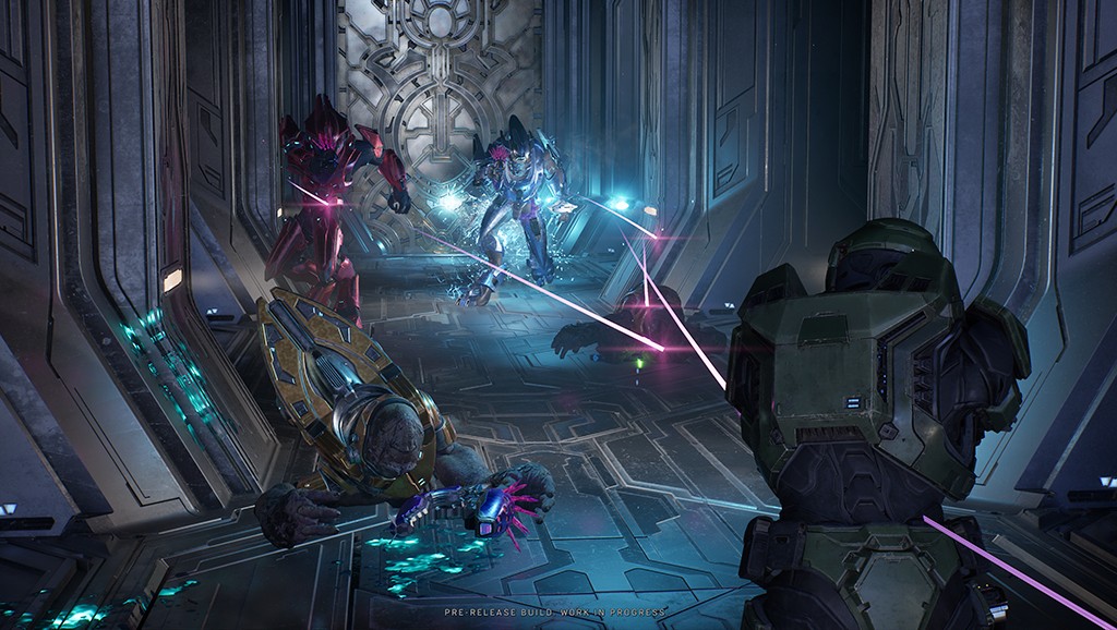 Cena de jogo com tr&ecirc;s personagens futuristas em combate. Um soldado verde est&aacute; de costas, atirando raios roxos em dois inimigos: um vermelho e outro azul, ambos com armaduras brilhantes. Um terceiro inimigo, de armadura dourada, est&aacute; ca&iacute;do no ch&atilde;o, com uma arma roxa ao lado. O cen&aacute;rio &eacute; uma estrutura met&aacute;lica escura com detalhes luminosos azuis