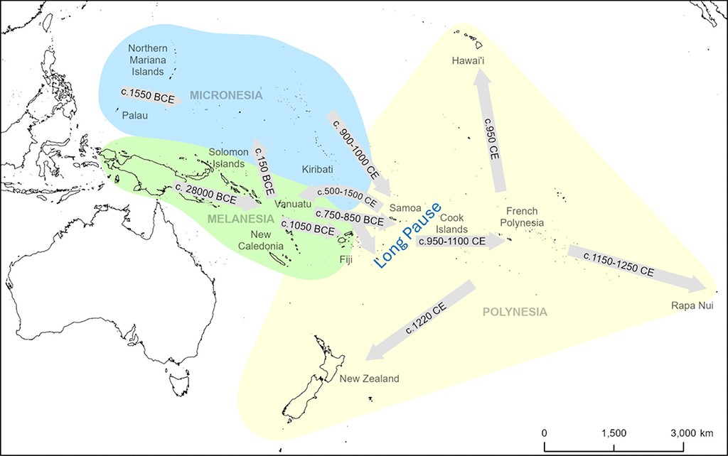 Mapa da Oceania mostrando as rotas de migra&ccedil;&atilde;o humana. Melan&eacute;sia (verde) foi povoada c. 28000 AEC. Micron&eacute;sia (azul) e Polin&eacute;sia (amarelo) foram povoadas mais tarde, com uma Longa Pausa entre as migra&ccedil;&otilde;es para a Polin&eacute;sia. Setas indicam dire&ccedil;&otilde;es e datas aproximadas de povoamento, como Nova Zel&acirc;ndia c. 1220 EC