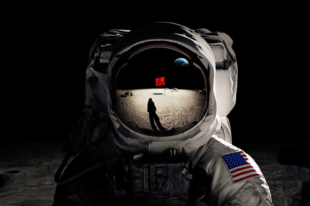Astronauta com traje espacial branco e bandeira dos EUA no ombro, refletindo na viseira um astronauta chin&ecirc;s em solo lunar com a bandeira da China e a Terra ao fundo.