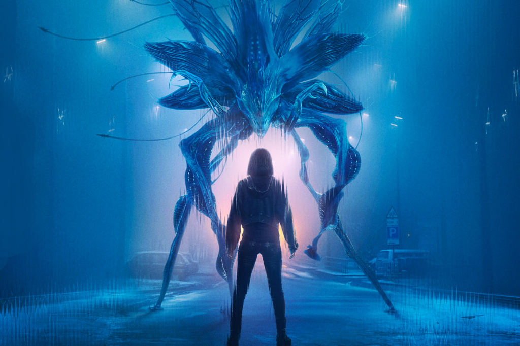 Uma pessoa encapuzada de costas, em p&eacute;, olhando para uma criatura alien&iacute;gena azul bioluminescente com tent&aacute;culos e pernas finas, em uma rua escura e chuvosa, com luzes de rua e carros ao fundo. A cena &eacute; dominada por tons de azul e roxo, criando uma atmosfera misteriosa e futurista.