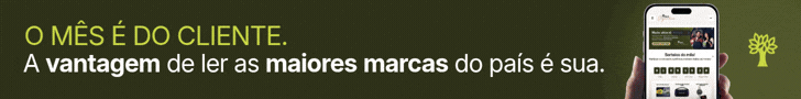Banner promocional com fundo verde-escuro. À esquerda, texto em amarelo e branco: O MÊS É DO CLIENTE. A vantagem de ler as maiores marcas do país é sua. À direita, uma mão segura um smartphone exibindo um portal de notícias com uma árvore estilizada em verde-claro ao lado