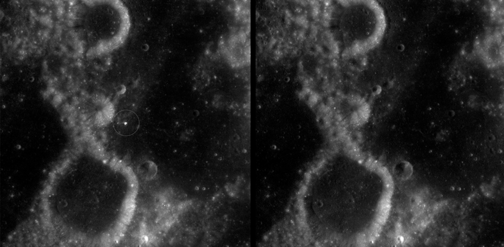 Duas imagens em preto e branco da superfície lunar, lado a lado, mostrando crateras e terreno irregular. Na imagem da esquerda, um ponto branco brilhante dentro de um círculo indica um local de impacto recente. A imagem da direita mostra a mesma área sem o ponto brilhante, para comparação