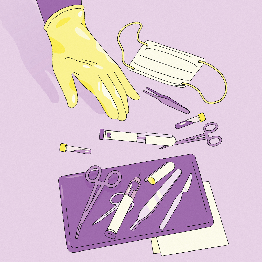 Mão enluvada de amarelo sobre mesa lilás, com máscara cirúrgica, pinças, tesouras, bisturi, seringa, tubos de ensaio e um injetor de insulina, representando materiais médicos